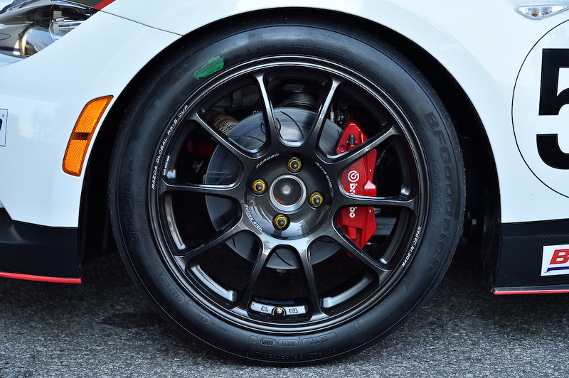 タイヤはBFGoodrich製のスリックタイヤ（215/610 R17）で、ホイールはレイズ製のアルミ鍛造ホイール（17×7.5J）。ブレーキシステムはフロントにブレンボ製を採用