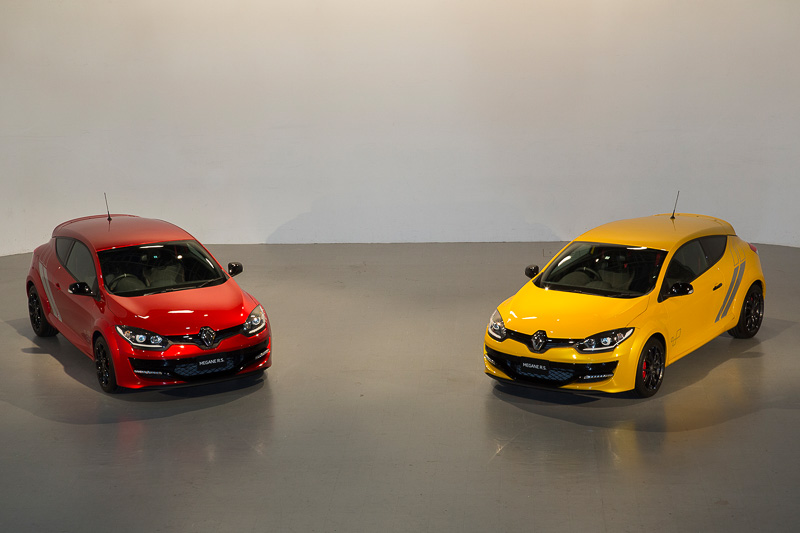 “FF市販車最速記録”を2度更新した3代目「メガーヌ ルノー・スポール」の最終限定車「ファイナルエディション」（左）と「パックスポール」（右）