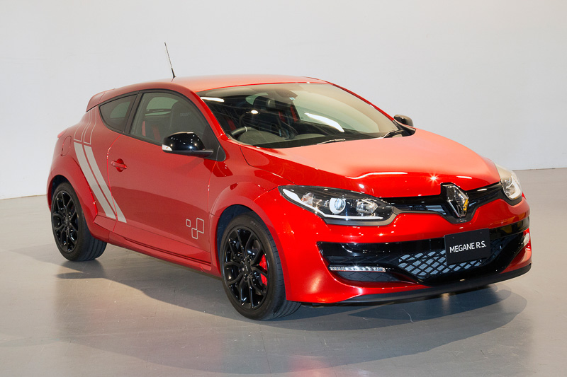 こちらは全国限定200台のメガーヌ ルノー・スポール 273 ファイナルエディション。価格は399万円