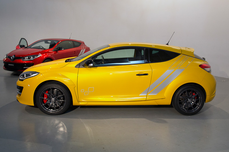 メガーヌ ルノー・スポール 273 パックスポール。ボディカラーはジョン シリウスM