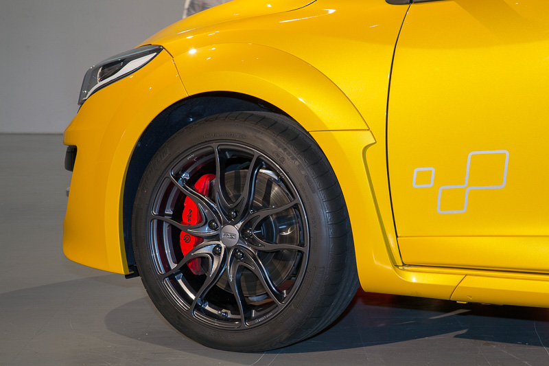 マルケジーニデザインの軽量鍛造アロイホイール。リムにマルケジーニデザインの刻印が入る。タイヤはミシュラン パイロットスポーツ（前後とも235/45 ZR18）を履く