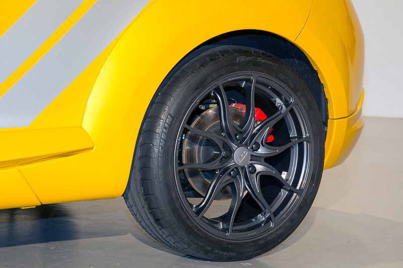 マルケジーニデザインの軽量鍛造アロイホイール。リムにマルケジーニデザインの刻印が入る。タイヤはミシュラン パイロットスポーツ（前後とも235/45 ZR18）を履く