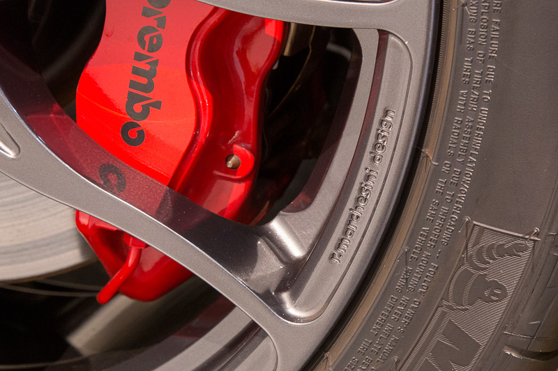 マルケジーニデザインの軽量鍛造アロイホイール。リムにマルケジーニデザインの刻印が入る。タイヤはミシュラン パイロットスポーツ（前後とも235/45 ZR18）を履く