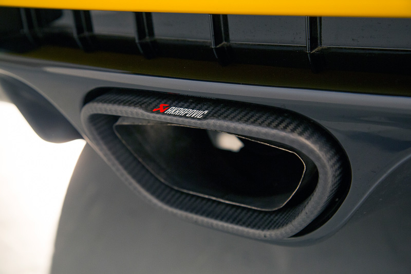 アクラポヴィッチは2輪、4輪のスポーツカスタムやモータースポーツの世界で有名なマフラーメーカー。カーボンのテールパイプトリムにアクラポヴィッチのロゴが入る。センターパイプからテールまでをチタン製にすることで4kgの軽量化を実現している