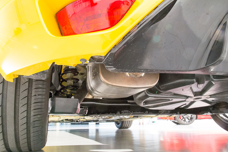 アクラポヴィッチは2輪、4輪のスポーツカスタムやモータースポーツの世界で有名なマフラーメーカー。カーボンのテールパイプトリムにアクラポヴィッチのロゴが入る。センターパイプからテールまでをチタン製にすることで4kgの軽量化を実現している