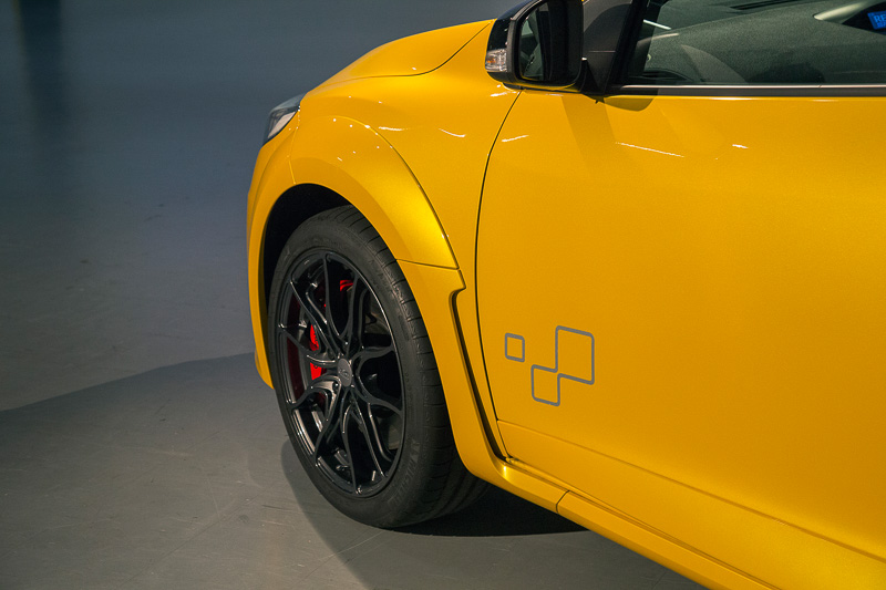 標準モデルとの外観上の違いはボディサイドにシルバーサイドデカールが入ること。レーシーなデザインになっている