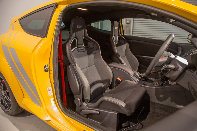 室内もレーシー。シートはレカロ製のリクライニング機構付きバケットシート。シートベルトの色は赤となっている