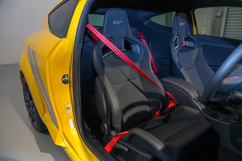 室内もレーシー。シートはレカロ製のリクライニング機構付きバケットシート。シートベルトの色は赤となっている