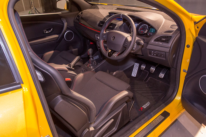 ステアリングはシルバーのセンターポイントステッチ入り