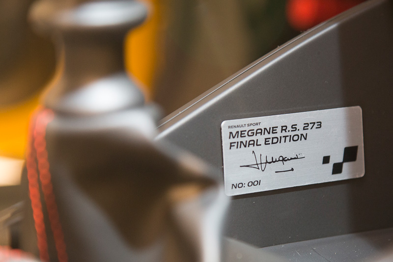 ルノー・スポールのトップガンテストドライバーであるロラン・ウルゴン氏のサインが入ったシリアルナンバープレート