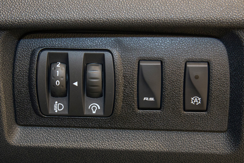 ダッシュパネル右側には光軸調整ダイヤルや「R.S.ダイナミックマネジメント」のスイッチ、アイドリングストップのスイッチなどがある