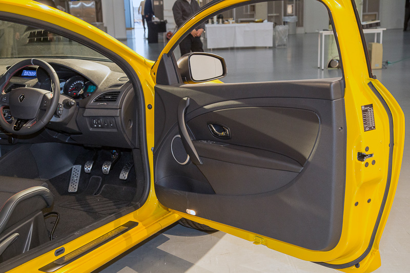 ドア内張もカーボン調でレーシーな雰囲気。珍しい装備としてはドア下部に小さいキャッチが付いているところ