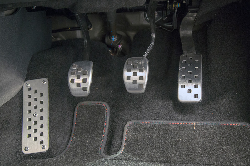 ペダル配置も操作性を重視