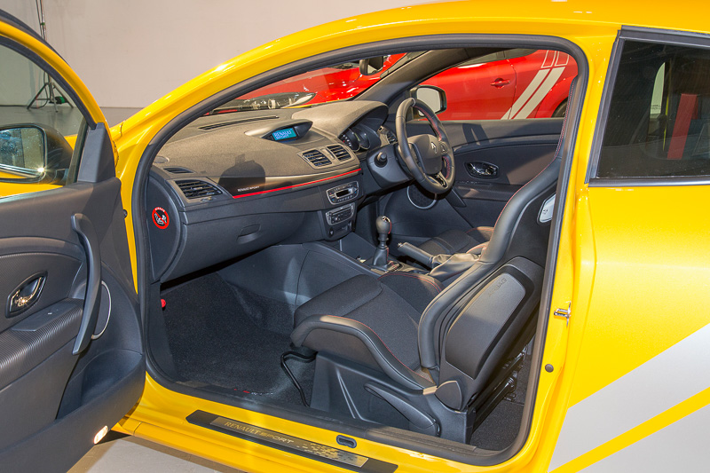 助手席もレカロ製のリクライニング機構付きバケットシートを装備。ダッシュパネルにはルノー・スポールのロゴが入る。フロアマットにもルノー・スポールのロゴがある