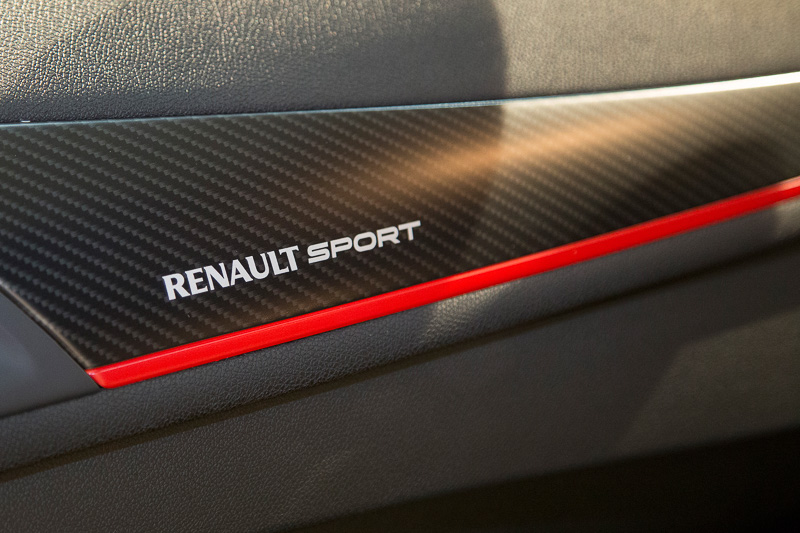 助手席もレカロ製のリクライニング機構付きバケットシートを装備。ダッシュパネルにはルノー・スポールのロゴが入る。フロアマットにもルノー・スポールのロゴがある