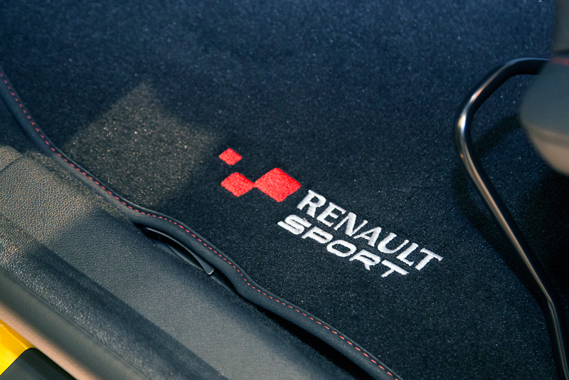 助手席もレカロ製のリクライニング機構付きバケットシートを装備。ダッシュパネルにはルノー・スポールのロゴが入る。フロアマットにもルノー・スポールのロゴがある