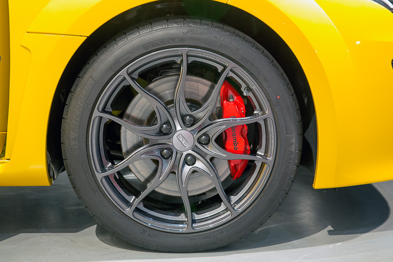 サスペンションは標準モデルと同様のダブルアクスルストラット。ブレーキもブレンボ製のモノブロックキャリパーとブレンボ製の340φローター。リアはTRW製モノピストンキャリパーと、ブレンボ製290φローターの組み合わせ。LSDも標準装備