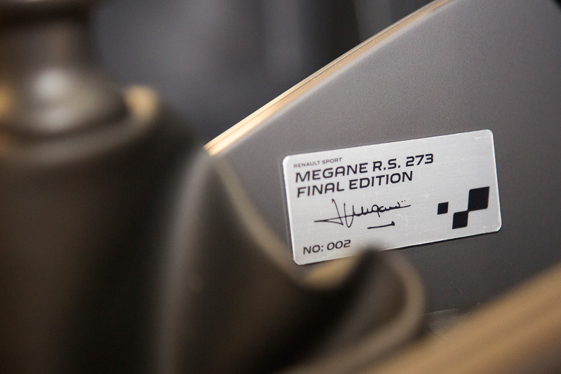 ファイナルエディションにもルノー・スポールのトップガンテストドライバーであるロラン・ウルゴン氏のサインが入ったシリアルナンバープレートが貼られている