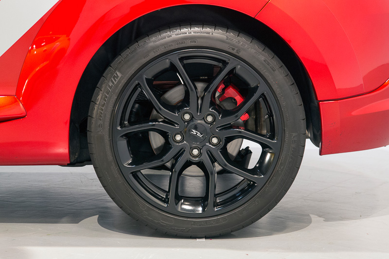 ホイールは18インチマットブラックアロイホイールが設定されている。タイヤはミシュランのパイロットスポーツ 235/45 ZR18