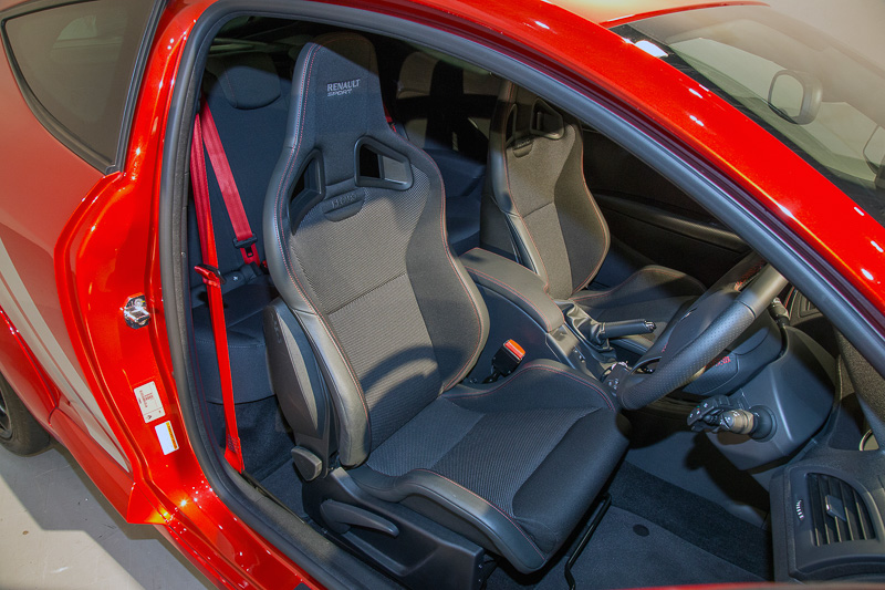 シートはパックスポール、ファイナルエディションともに同じ。右ショルダーにあるボタンを押すとシートバックが前方に倒れてリアシートにアクセスできる