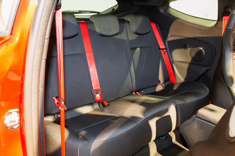 リアシートは標準仕様ではファブリックだが、オプションでレザー仕様も選べる