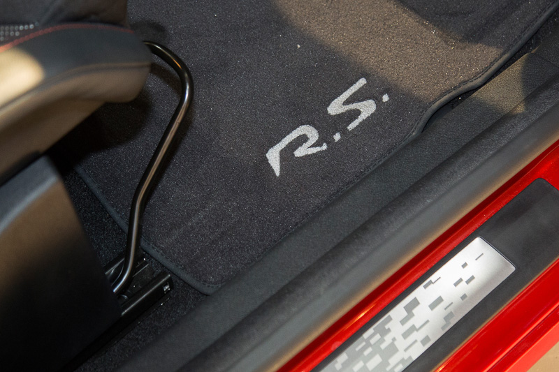 ファイナルエディションのフロアマットはR.S.ロゴ入り