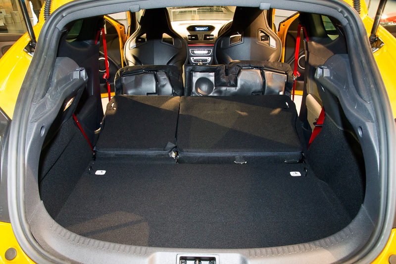 パックスポール、ファイナルエディションともにスポーツカーながらトランクが広いのも特徴。リアシートは座面を起こすことでほぼフラットにできる