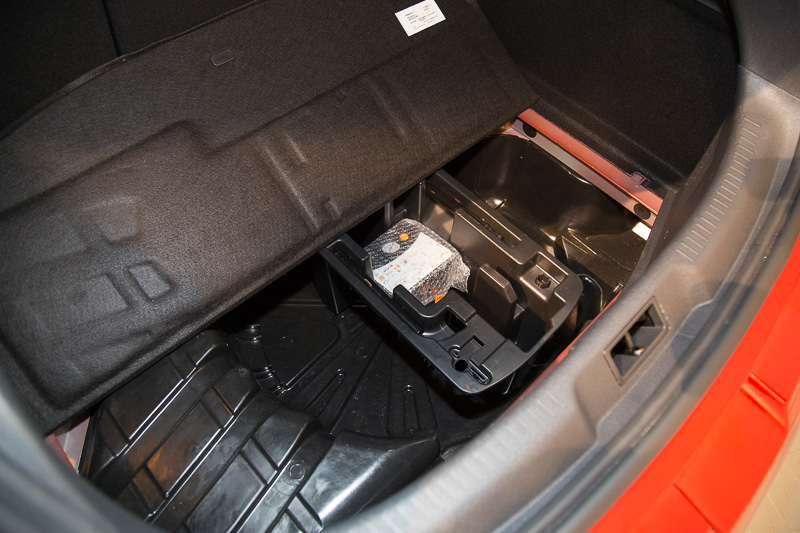 ラゲッジフロアにはチャイルドシート固定用のティザーアンカーもある。フロアボードをめくるとパンク修理キットが収納されていた