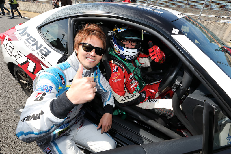 さまざまなアドバイスをくれた佐々木雅弘選手も応援に駆けつけてくれた。なお、佐々木選手は今シーズンもプロクラスで出場。今回の初戦では予選でレコードタイムを更新するとともに、決勝でもポール・トゥ・ウィンでみごと優勝。おめでとうございます！