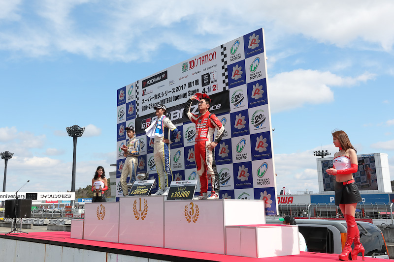 レース後はというと、終始笑顔を見せることができず、まさに放心状態。3位に入賞するも、終始仏頂面だったことをここでお詫びしたい。次の第2戦オートポリス（5月7日）では必ず巻き返しを図りたいと思います！