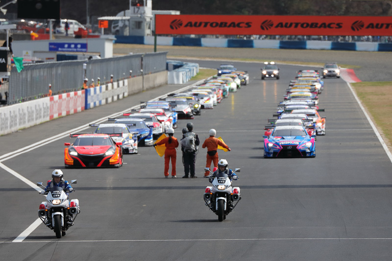 岡山県警の白バイが先導するパレードラップからSUPER GT開幕戦が始まった。このパレードラップから波乱のレースが展開していくことになる