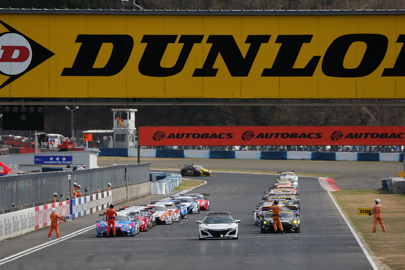 GT500車両を左側に、GT300車両を右側に整列。このようにしてからセーフティカーが先導してレースを再スタート