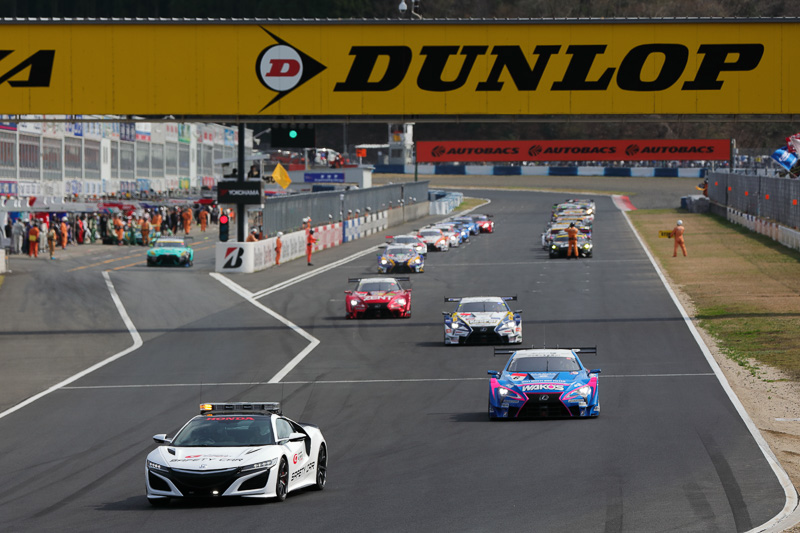 GT500車両を左側に、GT300車両を右側に整列。このようにしてからセーフティカーが先導してレースを再スタート