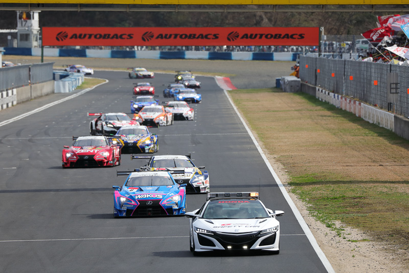 GT500車両を左側に、GT300車両を右側に整列。このようにしてからセーフティカーが先導してレースを再スタート