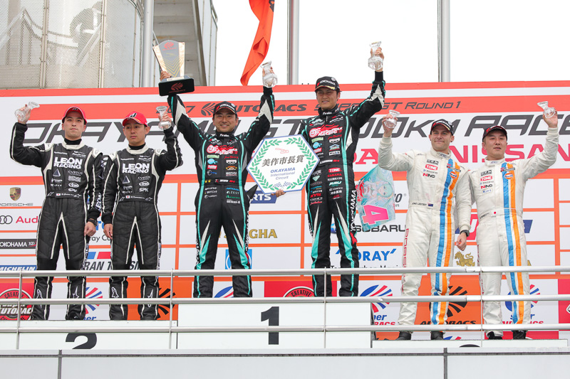 GT300クラス表彰台。優勝は4号車 グッドスマイル 初音ミク AMG。ドライバーは、片岡龍也選手（中央左）、谷口信輝選手（中央右）