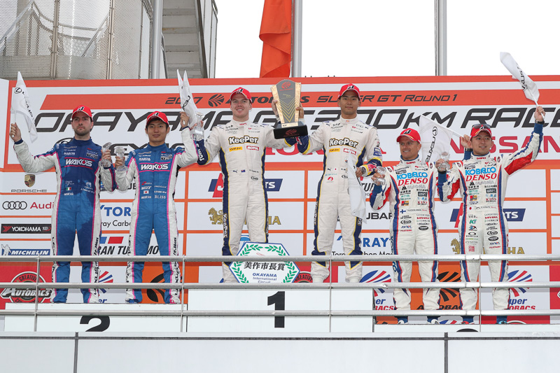 GT500クラス表彰台。優勝は37号車 KeePer TOM'S LC500。ドライバーは、ニック・キャシディ選手（中央左）、平川亮選手（中央右）