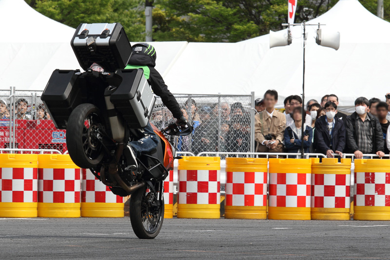 多彩なモータースポーツの2・4輪マシンが迫力あるデモ走行を披露