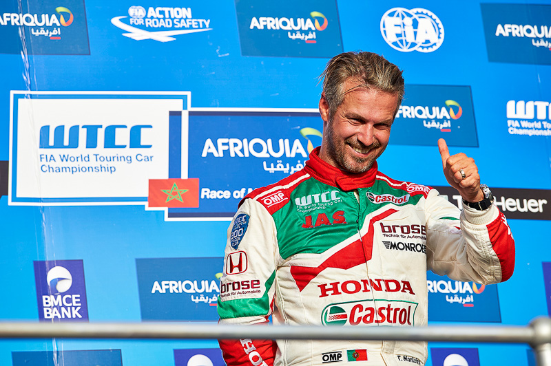 表彰台で笑顔を見せるティアゴ・モンテイロ選手