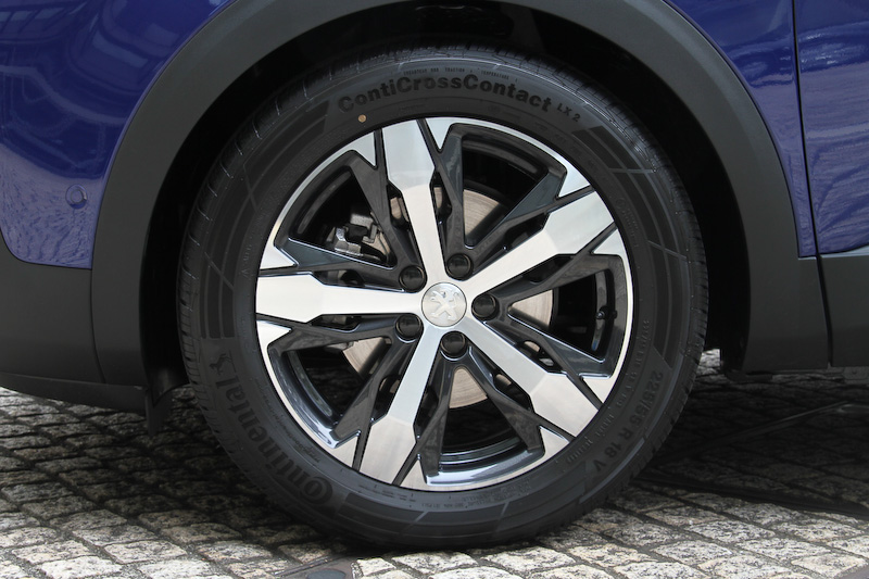 日本市場導入に合わせて装備を充実させた180台限定車「3008 GT Line DEBUT EDITION」。価格は400万円