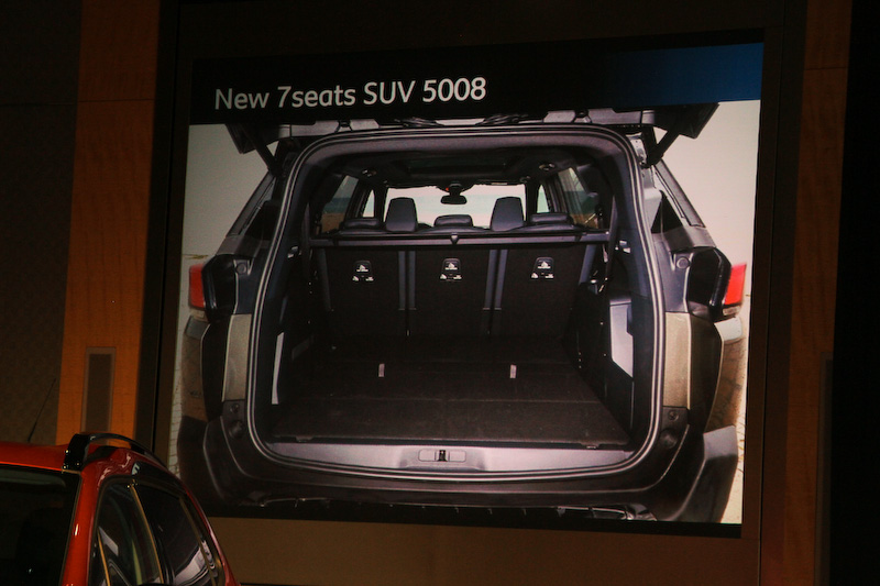 3列目シートは取り外すことも可能で、約3.2mの長尺物を積載できる