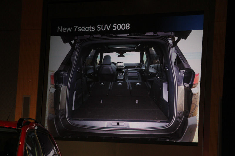 3列目シートは取り外すことも可能で、約3.2mの長尺物を積載できる