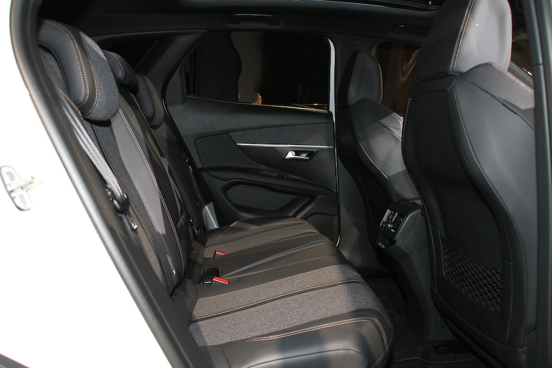 3008 GT Line DEBUT EDITION。パワートレーンは121kW（165PS）/6000rpm、240Nm（24.5kgm）/1400-3500rpmを発生する直列4気筒DOHC 1.6リッターターボエンジンと6速ATの組み合わせ