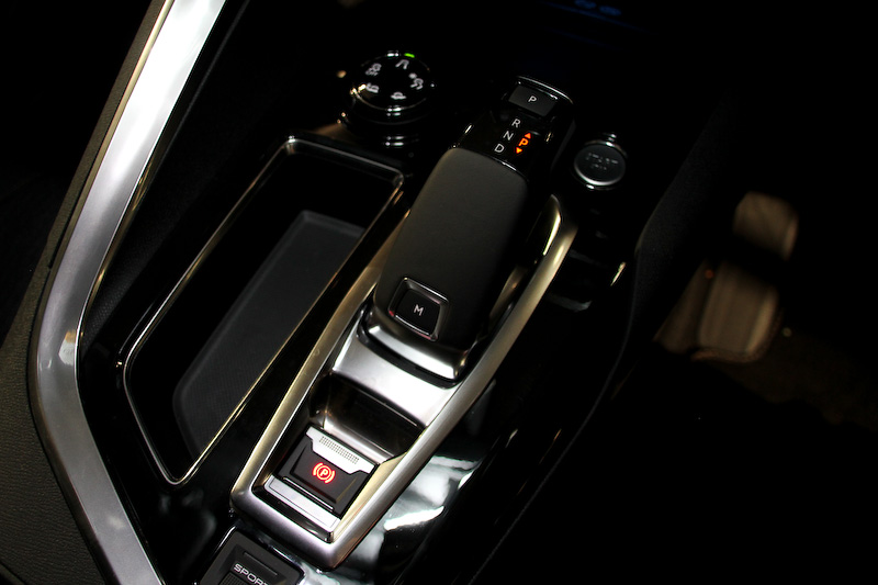 3008 GT Line DEBUT EDITION。パワートレーンは121kW（165PS）/6000rpm、240Nm（24.5kgm）/1400-3500rpmを発生する直列4気筒DOHC 1.6リッターターボエンジンと6速ATの組み合わせ