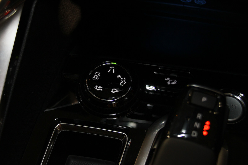 3008 GT Line DEBUT EDITION。パワートレーンは121kW（165PS）/6000rpm、240Nm（24.5kgm）/1400-3500rpmを発生する直列4気筒DOHC 1.6リッターターボエンジンと6速ATの組み合わせ