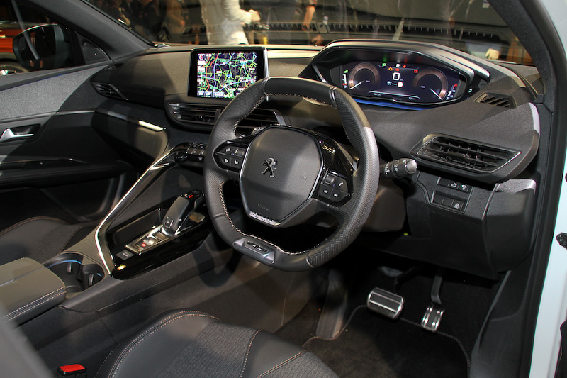 3008 GT Line DEBUT EDITION。パワートレーンは121kW（165PS）/6000rpm、240Nm（24.5kgm）/1400-3500rpmを発生する直列4気筒DOHC 1.6リッターターボエンジンと6速ATの組み合わせ