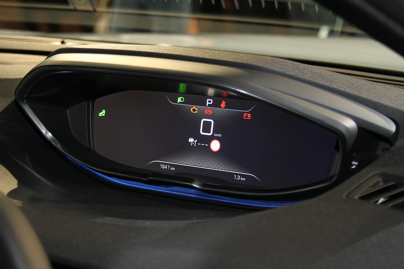 新型3008では12.3インチの「デジタルヘッドアップ・インストルメントパネル」を全モデルに搭載