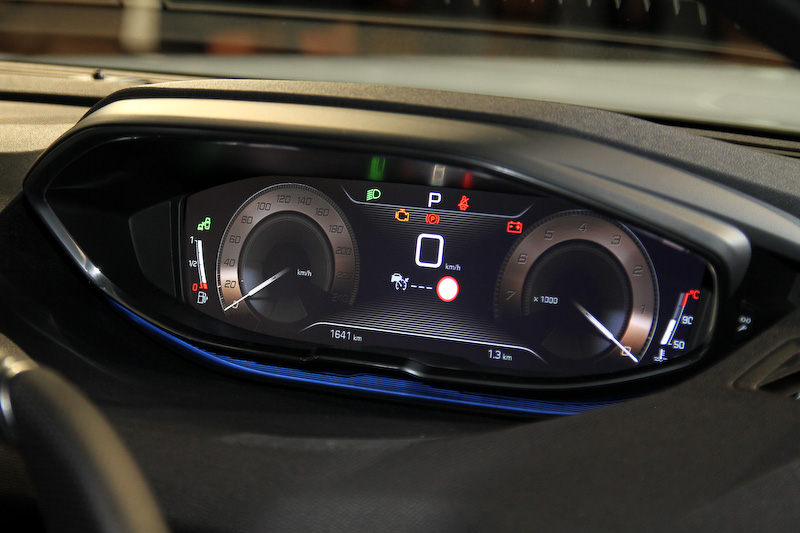 新型3008では12.3インチの「デジタルヘッドアップ・インストルメントパネル」を全モデルに搭載