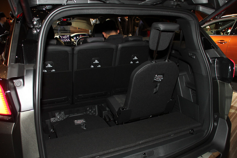 新型3008と同じくインテリアでは12.3インチのデジタルヘッドアップ・インストルメントパネルを採用