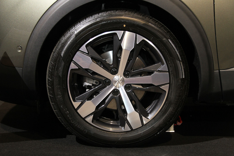 2.0リッターディーゼルエンジン（180PS）を搭載する「5008 GT ブルーHDi」。ボディカラーはアマゾナイト・グレー＆ブラックダイヤモンドルーフ