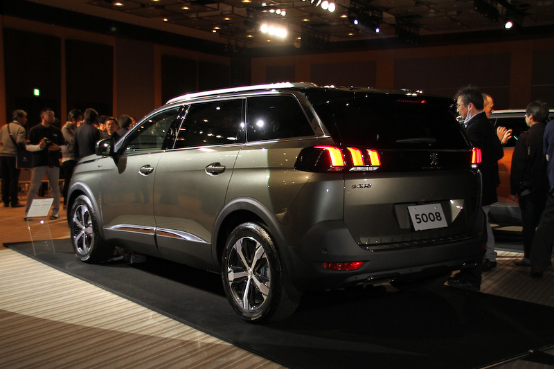 2.0リッターディーゼルエンジン（180PS）を搭載する「5008 GT ブルーHDi」。ボディカラーはアマゾナイト・グレー＆ブラックダイヤモンドルーフ